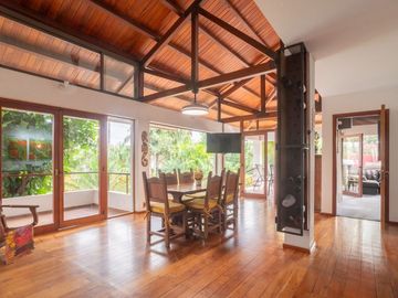 Casa única a la venta sobre la Costanera!