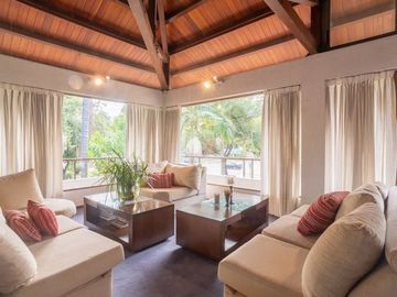 Casa única a la venta sobre la Costanera!