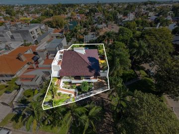 Casa única a la venta sobre la Costanera!