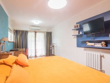 Casa única a la venta sobre la Costanera!