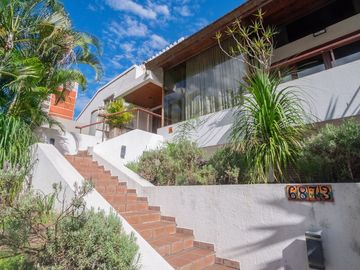 Casa única a la venta sobre la Costanera!