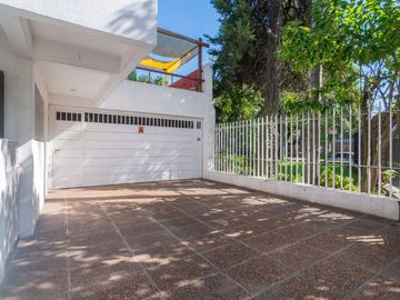 Casa única a la venta sobre la Costanera!