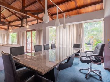 Casa única a la venta sobre la Costanera!