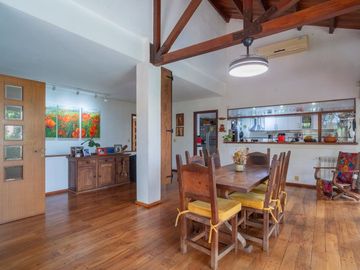 Casa única a la venta sobre la Costanera!