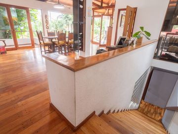 Casa única a la venta sobre la Costanera!