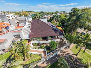 Casa única a la venta sobre la Costanera!