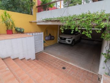 Casa única a la venta sobre la Costanera!