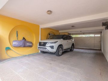 Casa única a la venta sobre la Costanera!