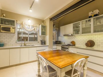 VENTA CASA LOTE PROPIO 3 AMB C/ PATIO EN MARTINEZ