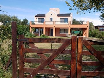 CASA 3 DORMITORIO CON BAJADA AL RIO KEOKEN TANTI
