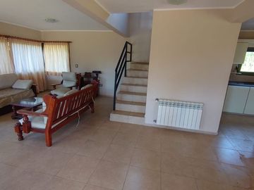 CASA 3 DORMITORIO CON BAJADA AL RIO KEOKEN TANTI