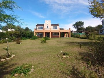 CASA 3 DORMITORIO CON BAJADA AL RIO KEOKEN TANTI