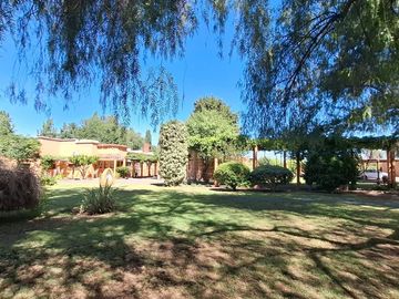Finca con casa, departamentos y galpón en venta