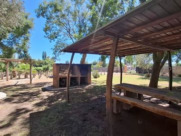 Finca con casa, departamentos y galpón en venta