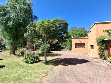 Finca con casa, departamentos y galpón en venta