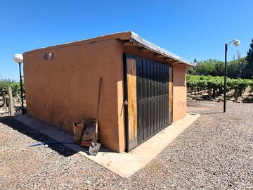 Finca con casa, departamentos y galpón en venta