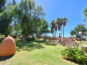 Finca con casa, departamentos y galpón en venta