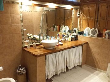 Finca con casa, departamentos y galpón en venta
