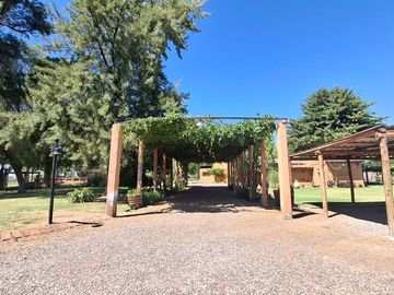 Finca con casa, departamentos y galpón en venta
