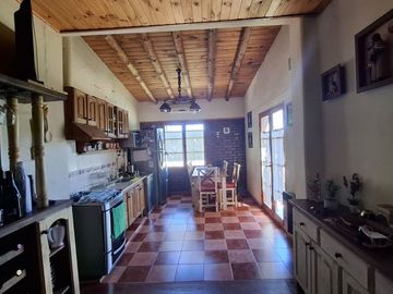 Finca con casa, departamentos y galpón en venta