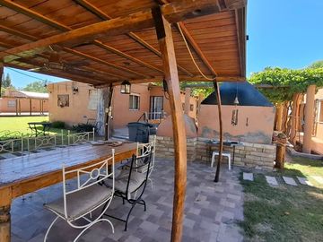 Finca con casa, departamentos y galpón en venta