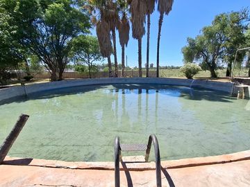 Finca con casa, departamentos y galpón en venta