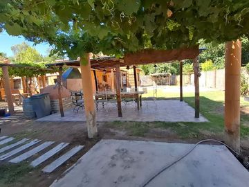 Finca con casa, departamentos y galpón en venta