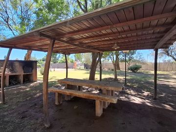 Finca con casa, departamentos y galpón en venta