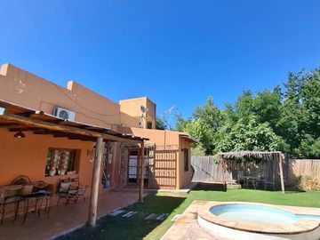 Finca con casa, departamentos y galpón en venta