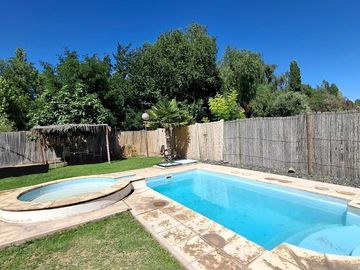 Finca con casa, departamentos y galpón en venta