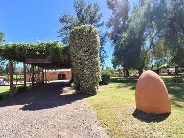 Finca con casa, departamentos y galpón en venta