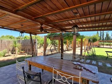 Finca con casa, departamentos y galpón en venta