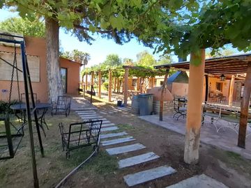 Finca con casa, departamentos y galpón en venta