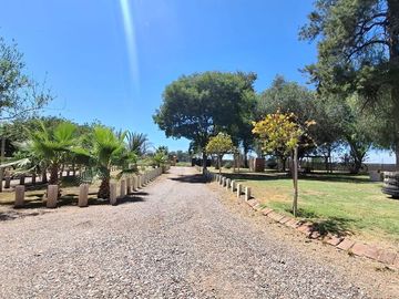 Finca con casa, departamentos y galpón en venta