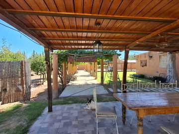 Finca con casa, departamentos y galpón en venta