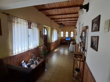 Finca con casa, departamentos y galpón en venta