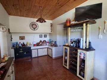 Finca con casa, departamentos y galpón en venta