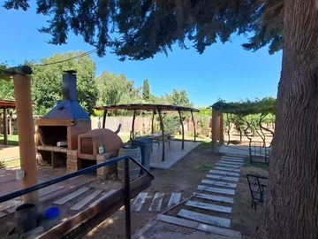 Finca con casa, departamentos y galpón en venta