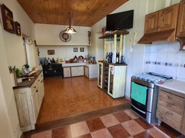 Finca con casa, departamentos y galpón en venta