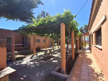 Finca con casa, departamentos y galpón en venta