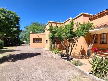 Finca con casa, departamentos y galpón en venta