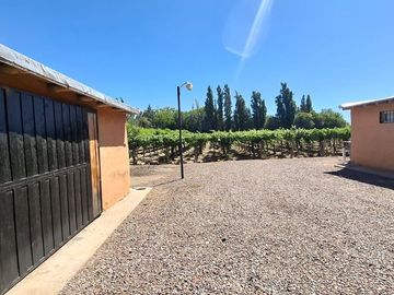Finca con casa, departamentos y galpón en venta