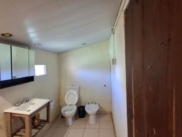 Finca con casa, departamentos y galpón en venta