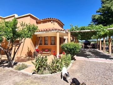 Finca con casa, departamentos y galpón en venta