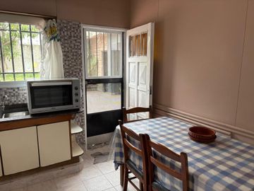 Chalet 4 ambientes con cochera y gran jardin