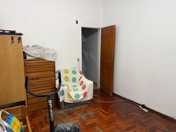 Chalet 4 ambientes con cochera y gran jardin