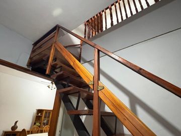 Chalet 4 ambientes con cochera y gran jardin
