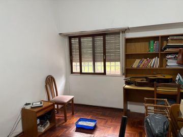 Chalet 4 ambientes con cochera y gran jardin