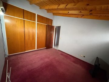 Chalet 4 ambientes con cochera y gran jardin