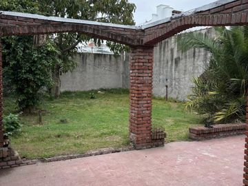 Chalet 4 ambientes con cochera y gran jardin